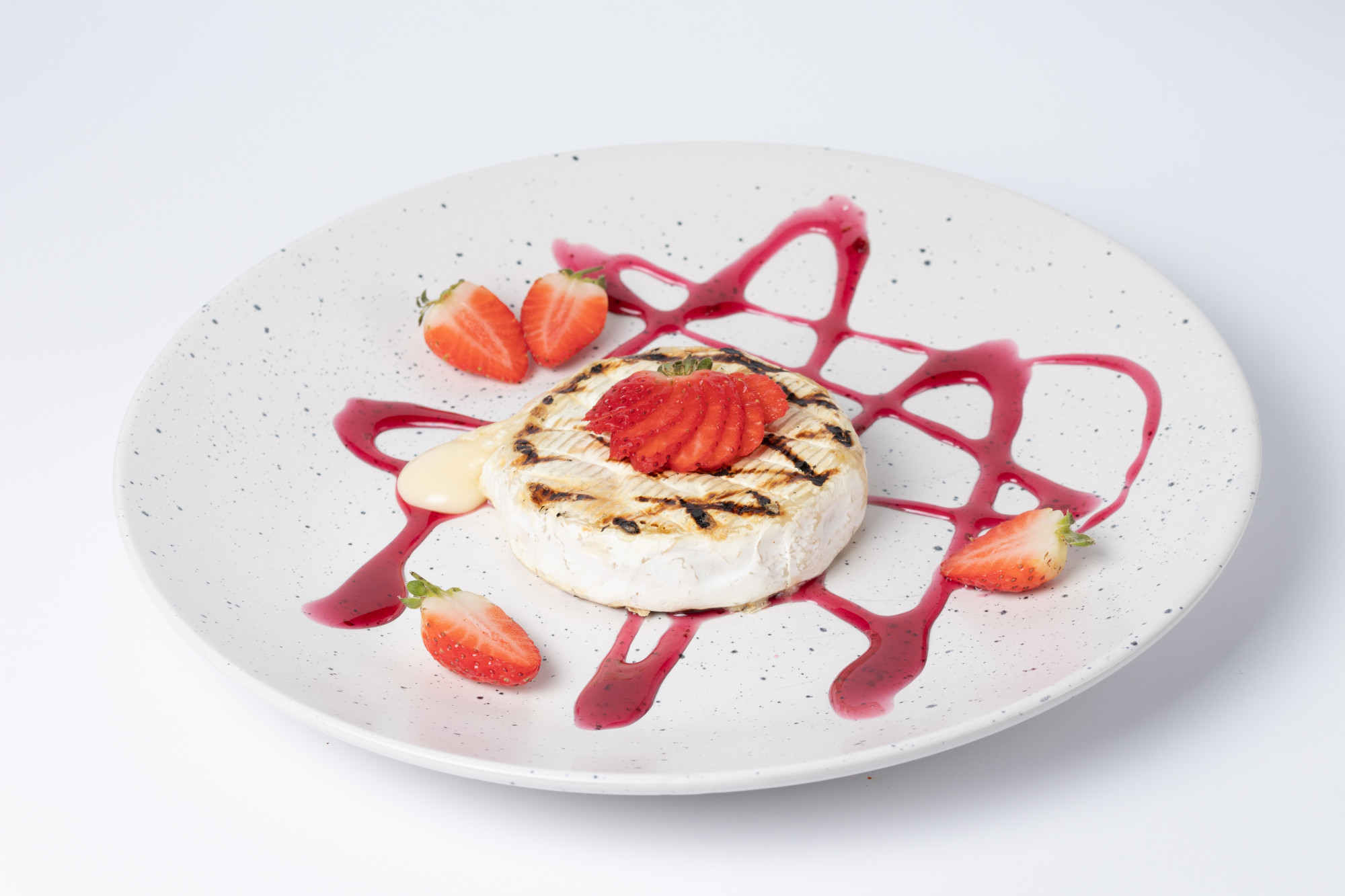 Plating: deser na talerzu z dekoracją